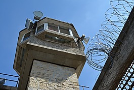 守衛塔,監獄