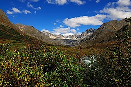 阿拉斯加州,藍(lán)色的天空,山