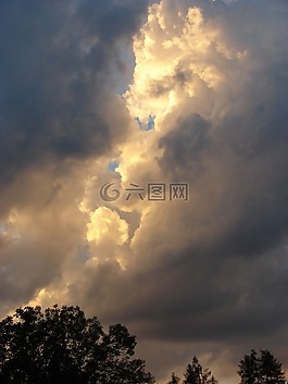 云,云的臉,背光