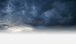 多云,很多云,夜