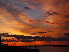 日落,红色的天空,湖构成