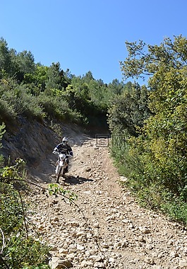 摩托車、 自行車,騎自行車的人,山
