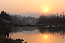 落日,渡口,遠(yuǎn)山
