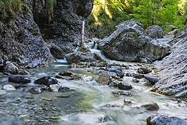 河,過獨(dú)身生活,水