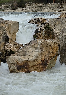 巖,當(dāng)前,水