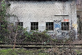 丟失的地方,建設(shè),離開