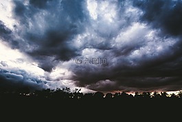 云,雷聲,風(fēng)暴