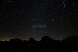 繁星點(diǎn)點(diǎn)的天空,明星,山