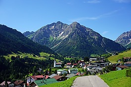 山,村,教會(huì)