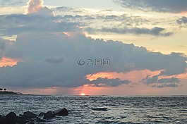 日落,晚上,多云的天空