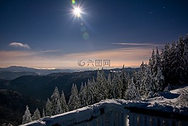 rheinebene在滿月,夜間照片,雪