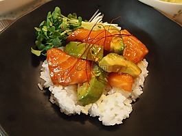 烹饪,鳄梨和鲑鱼饭