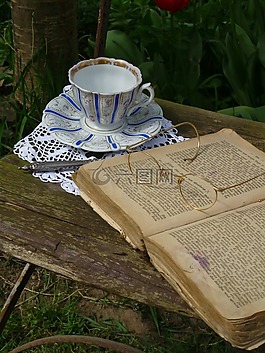 本書(shū)護(hù)目鏡,茶杯,書(shū)頁(yè)