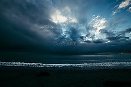 海邊,風(fēng)雨如磐的天空,海