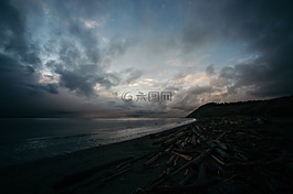海边,风雨如磐的天空,令人惊叹