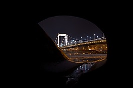 布達(dá)佩斯,伊麗莎白大橋,通道