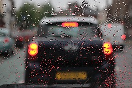 車,雨,悲觀