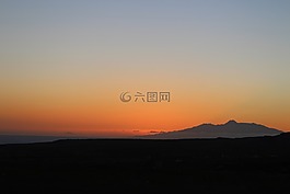 落日的天空,火山,景觀