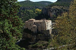 盆地,寺ucles,文化的興趣