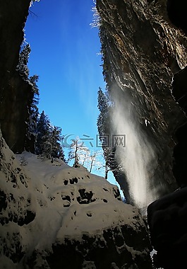 溝,阿爾卑斯山,藍色的天空