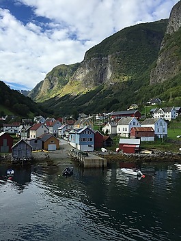 峽灣,挪威在一個簡而言之旅游,房子海岸上