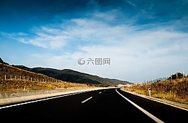 瀝青,藍(lán)色的天空,云