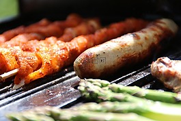燒烤耀斑,享用bratwurst,燒烤
