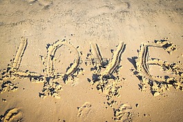 愛,海灘,字