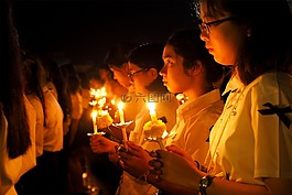 他想念他的父親。,我們熱愛的國王,思念