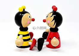木制的数字,蜜蜂,瓢虫
