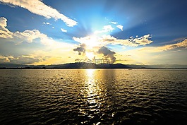 河,太陽。,天空