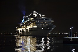 巡航船,塢站,夜