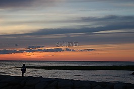 日落沙灘,女孩在海灘看日落,夏天