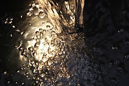 水,一滴水,滴