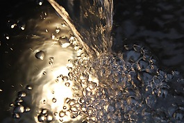 水,一滴水,滴