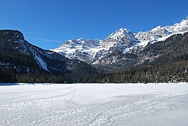 冰凍的湖面,白云巖,山