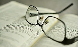 圣經(jīng) 》,眼鏡,本書