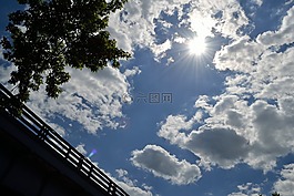 云,太陽(yáng),樹(shù)