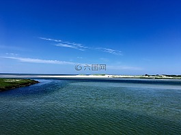 沙子和藍(lán)藍(lán)的天空,美麗的海岸線,地平線