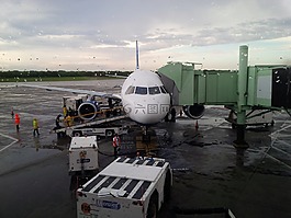 飛機(jī),雨,機(jī)場(chǎng)
