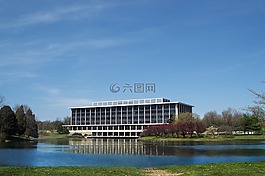 辦公大樓,湖,反思