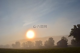 有霧,上午,原野