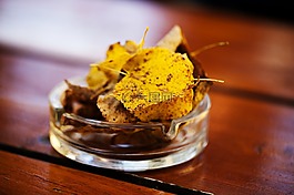 玻璃煙灰缸,玻璃,木桌