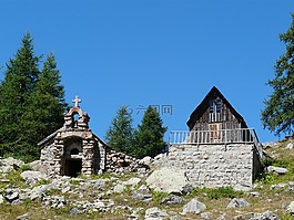 allos 湖,山,教堂