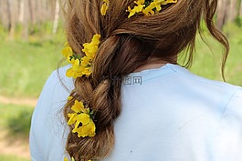 女孩,梳辮子,花在她的頭發(fā)