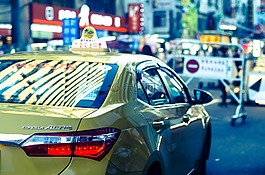 黃色的出租車停在夜場,出租車,黃色的出租車