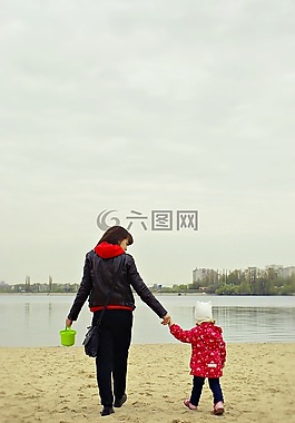 妈妈和女儿,码头,秋季