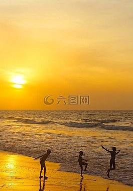 日落海滩,男孩在沙滩上,海滩