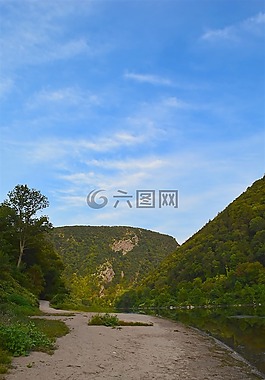 山,河,岸