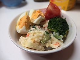 沙拉,蛋,白盤子里